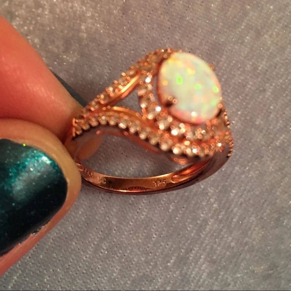 Gold Tone Ring w Opalescent Stone